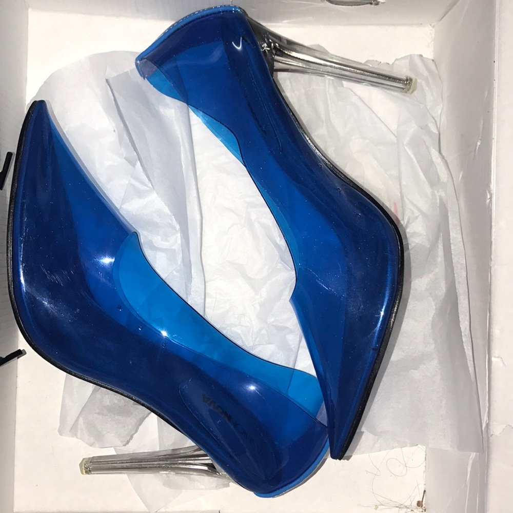 Blue transparent pumps